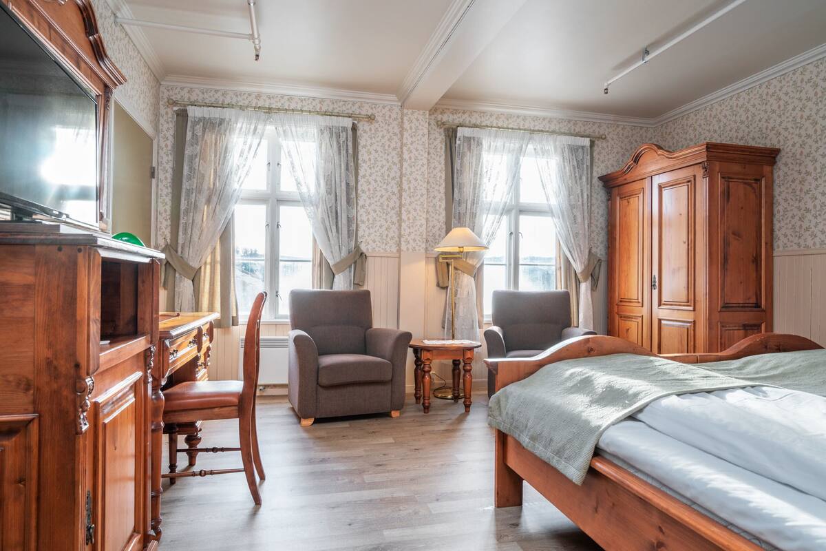 superior room, non smoking | 1 bedroom, down duvets, pillow-top beds, minibar