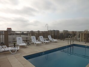 Utomhuspool och solstolar