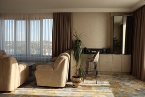 Suite estudio Deluxe, vistas a la ciudad | Servicio de la habitación