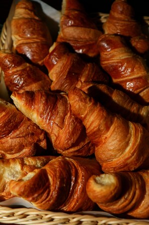 A basket of golden-brown croissants. - Hotel France (Vinnytsia)