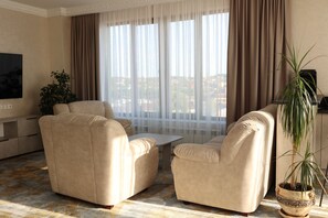Deluxe-Studiosuite, Stadtblick | Zimmerausstattung