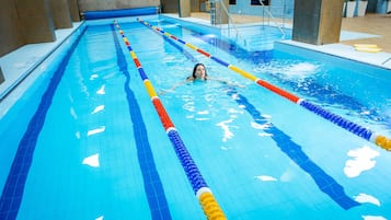 Piscina coperta, piscina stagionale all'aperto, lettini