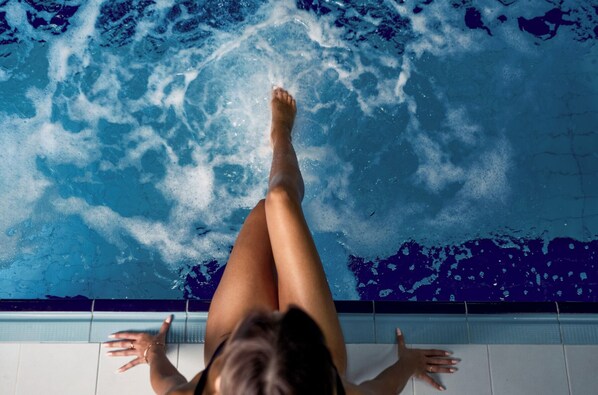 Indoor pool, seasonal outdoor pool, pool loungers