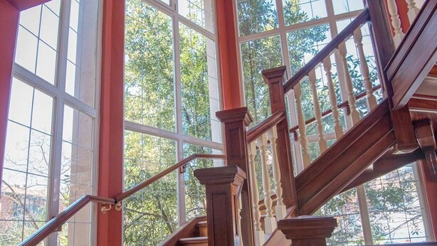 A wooden staircase with white balusters and a glass balustrade, leading to an upper floor. - Hotel Harrison Etxea (Amorebieta)