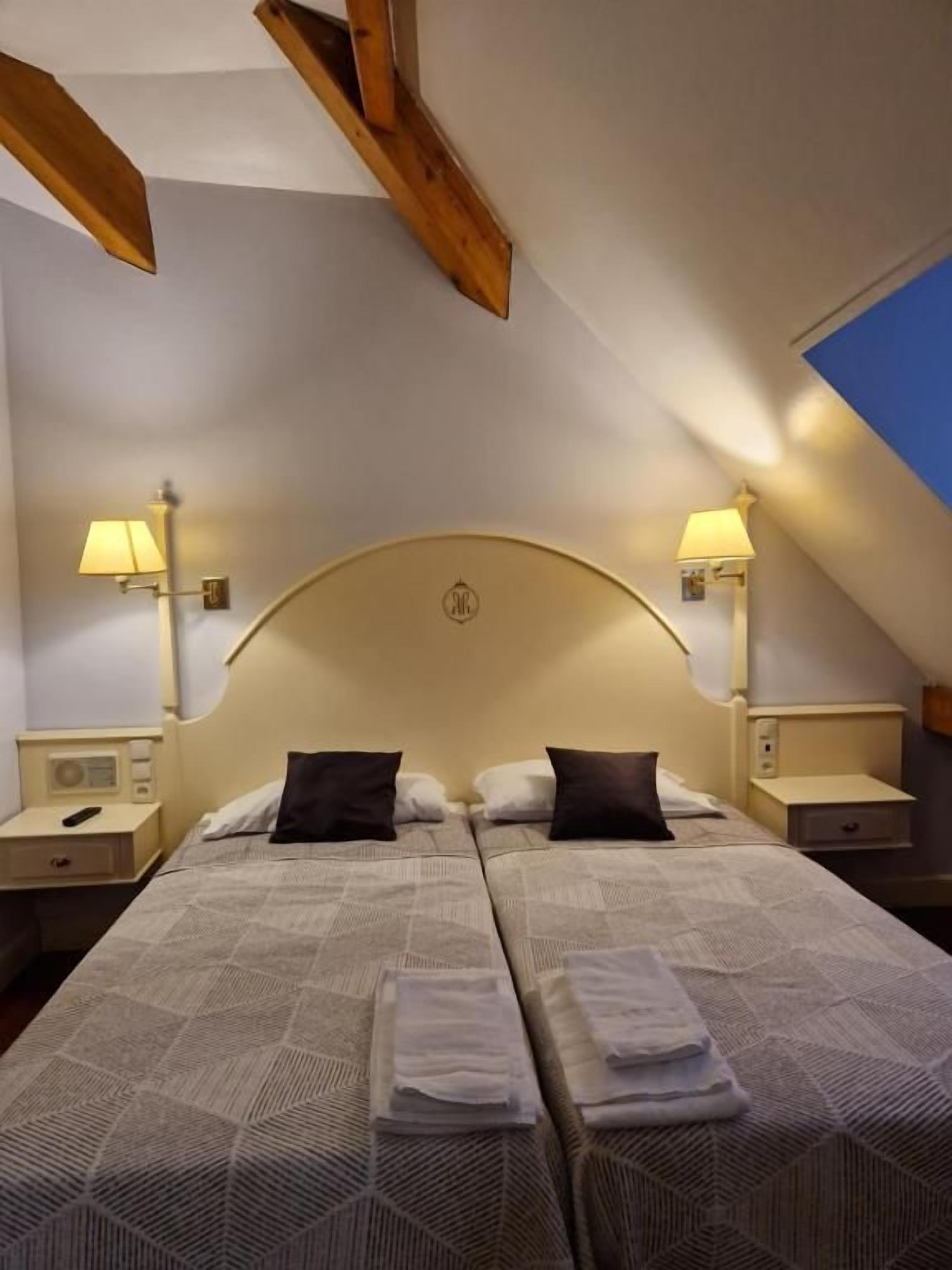 Een bureau, verduisterende gordijnen, gratis babybedden, gratis wifi