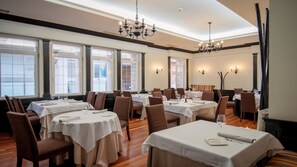 S'hi serveixen esmorzars, dinars, sopars i plats de cuina local 