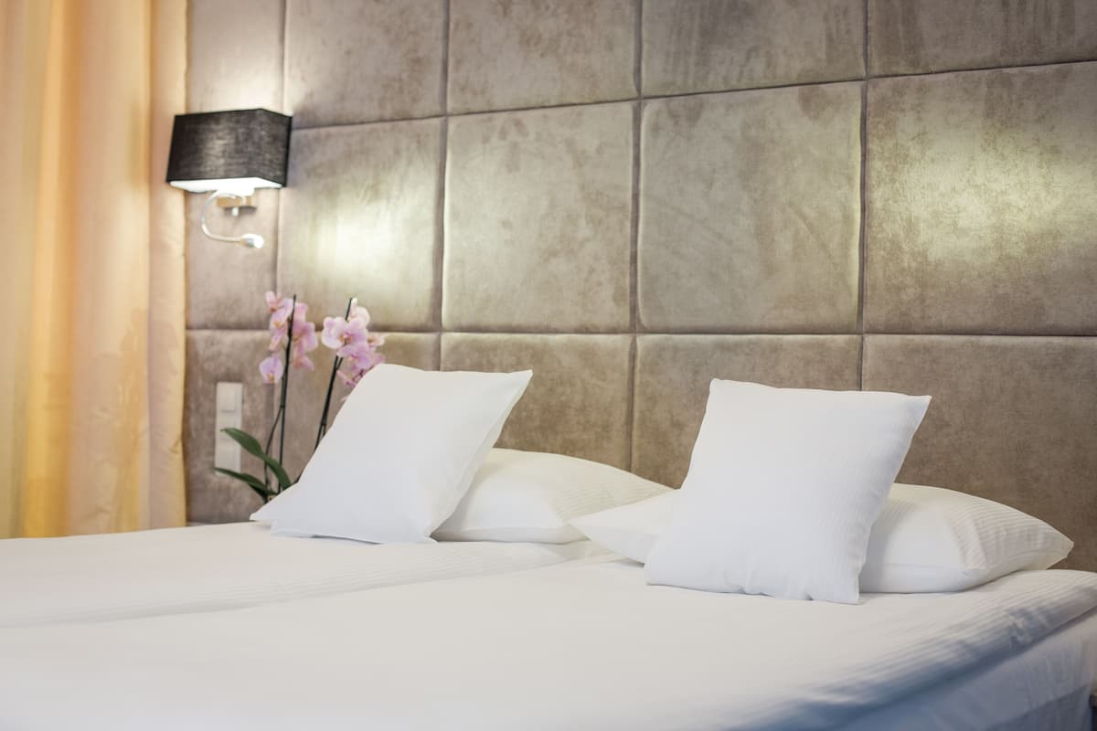 Tweepersoonskamer | Luxe beddengoed, een bureau, geluiddichte muren