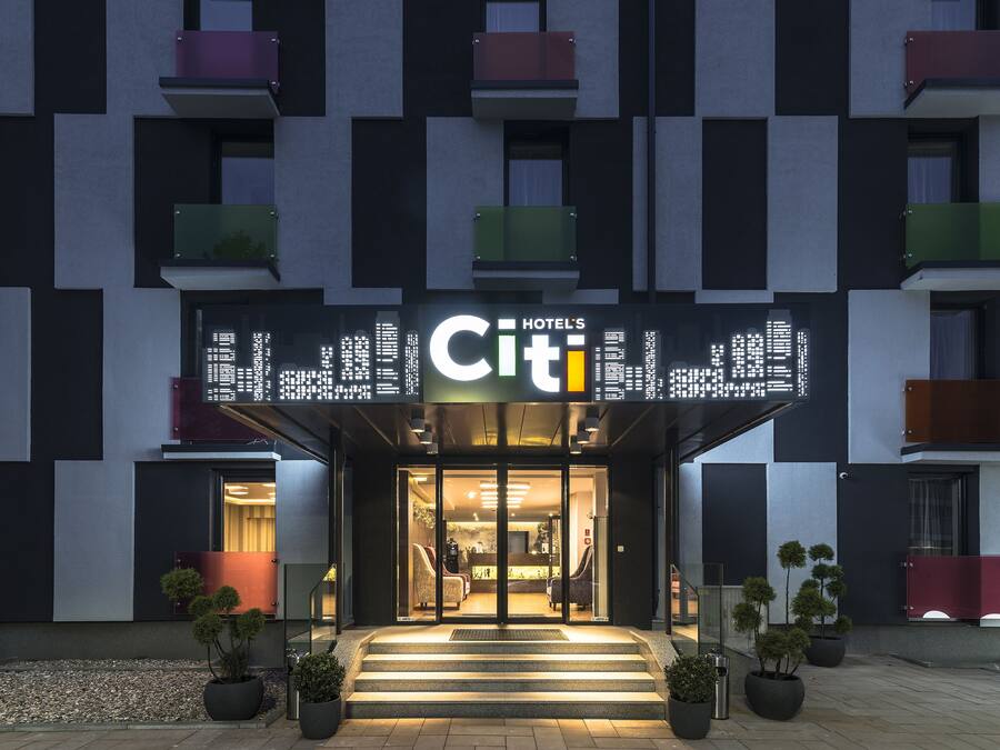 Boendets fasad - kväll/natt