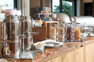 Café da manhã com buffet grátis todos os dias