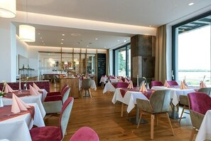 S'hi serveixen dinars, sopars i plats de cuina local i internacional 