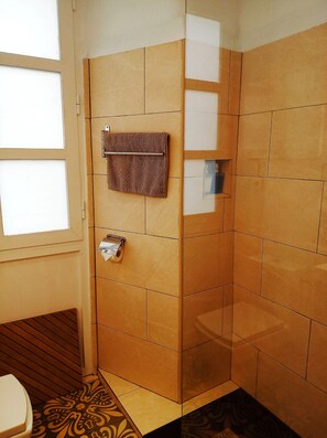 Suíte luxo, 1 quarto, banheira de hidromassagem | Banheiro | Chuveiro, produtos de toalete grátis, secador de cabelo 