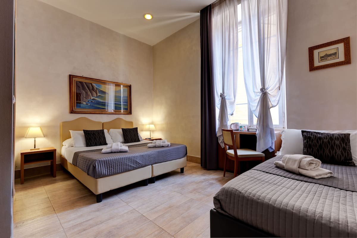 Escritorio, cortinas blackout, wifi gratis y ropa de cama