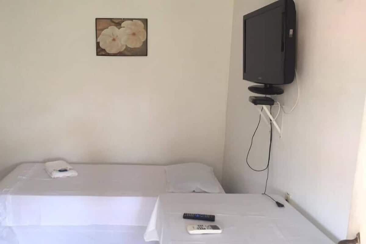 Minibar, meja kerja, tirai kedap cahaya, dan Wi-Fi gratis