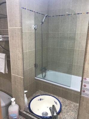 Ducha, artículos de tocador gratuitos, secador de pelo, toallas