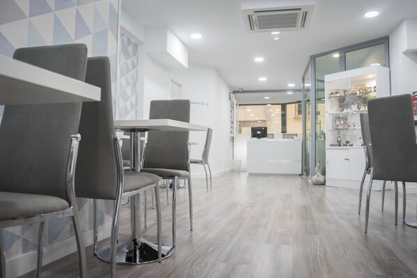 每日供应欧陆式早餐（每人 EUR 5）