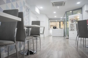 Desayuno continental diario (EUR 5 por persona)