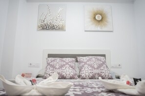 Single Room | Desk, soundproofing, cribs/infant beds, rollaway beds