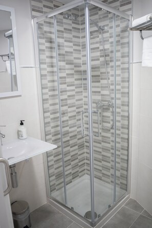 Een douche, gratis toiletartikelen, een haardroger, handdoeken