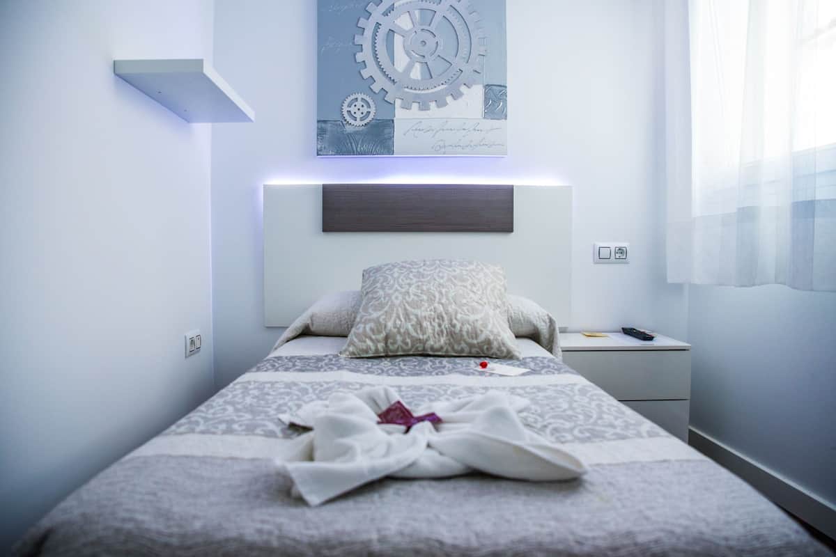 Single Room | Meja, kalis bunyi, katil bayi/kot (surcaj), katil lipat simpan/tambahan