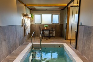 Chalet Desain, kolam renang pribadi | Minibar, brankas, tirai kedap cahaya, dan setrika/meja setrika