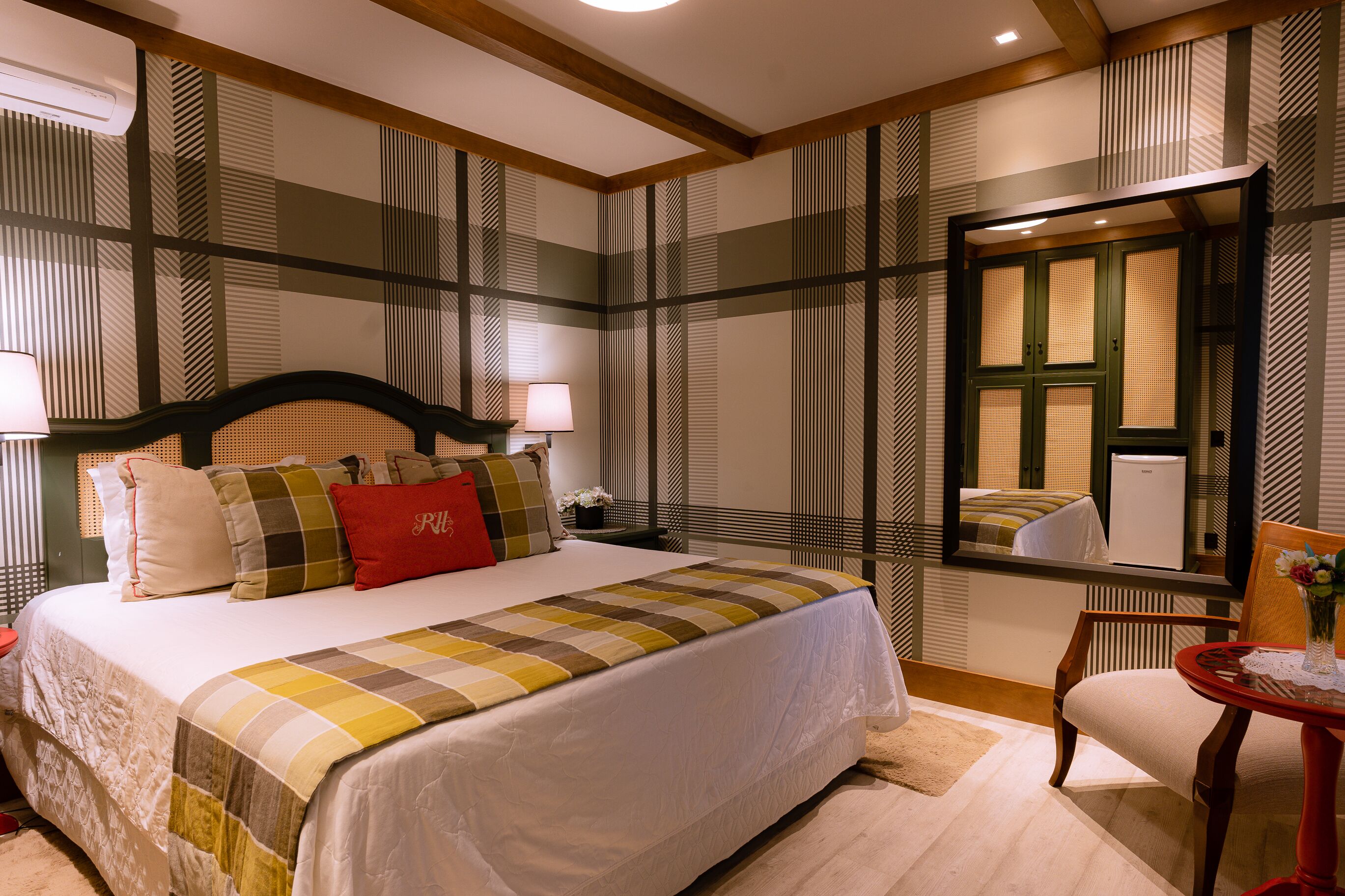 Theme Chalet with Pool | Minibar, coffres-forts dans les chambres, rideaux occultants