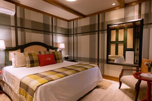 Theme Chalet with Pool | Minibar, in-room safe, blackout curtains, iron/ironing board