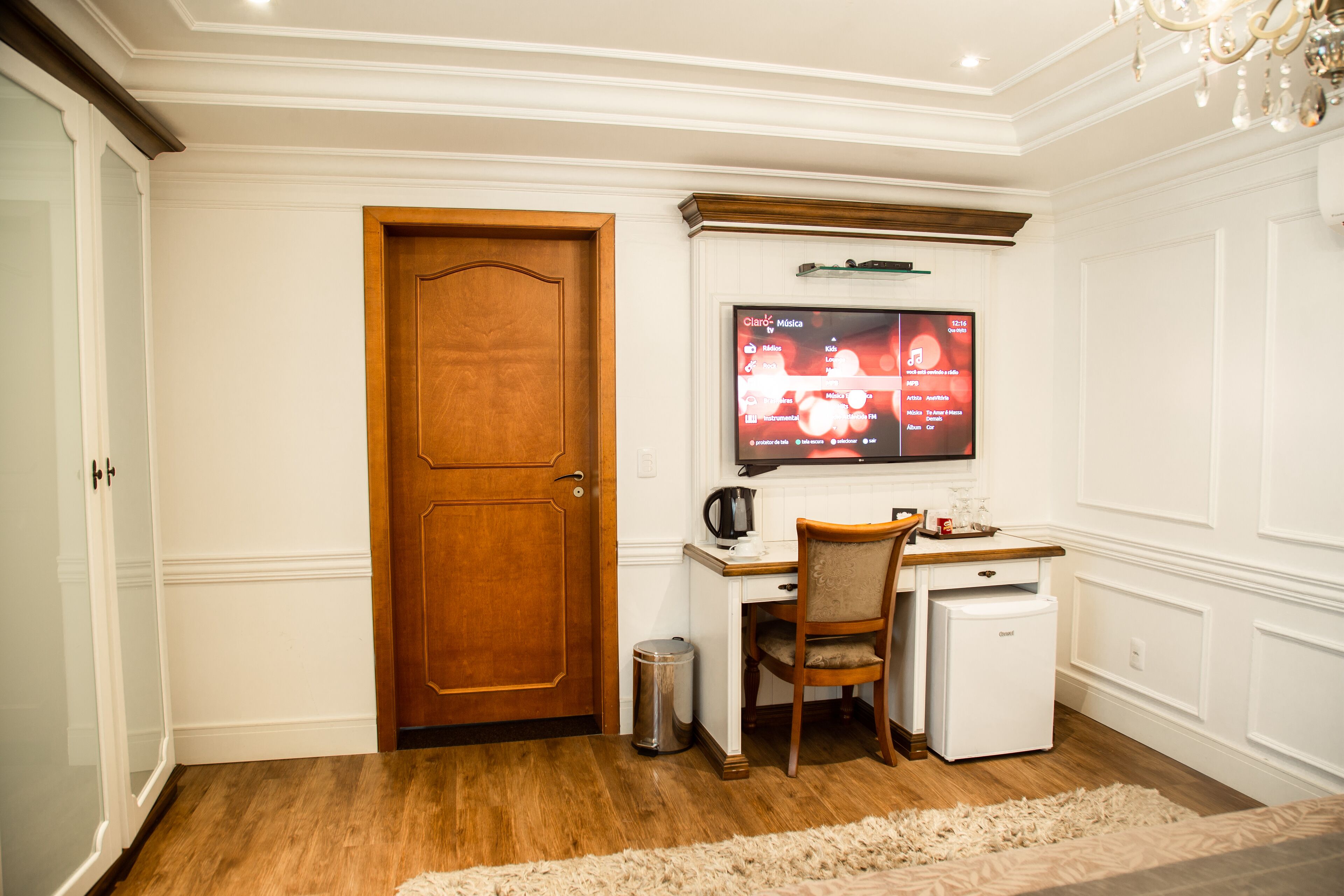 luxury suite, jetted tub | living area