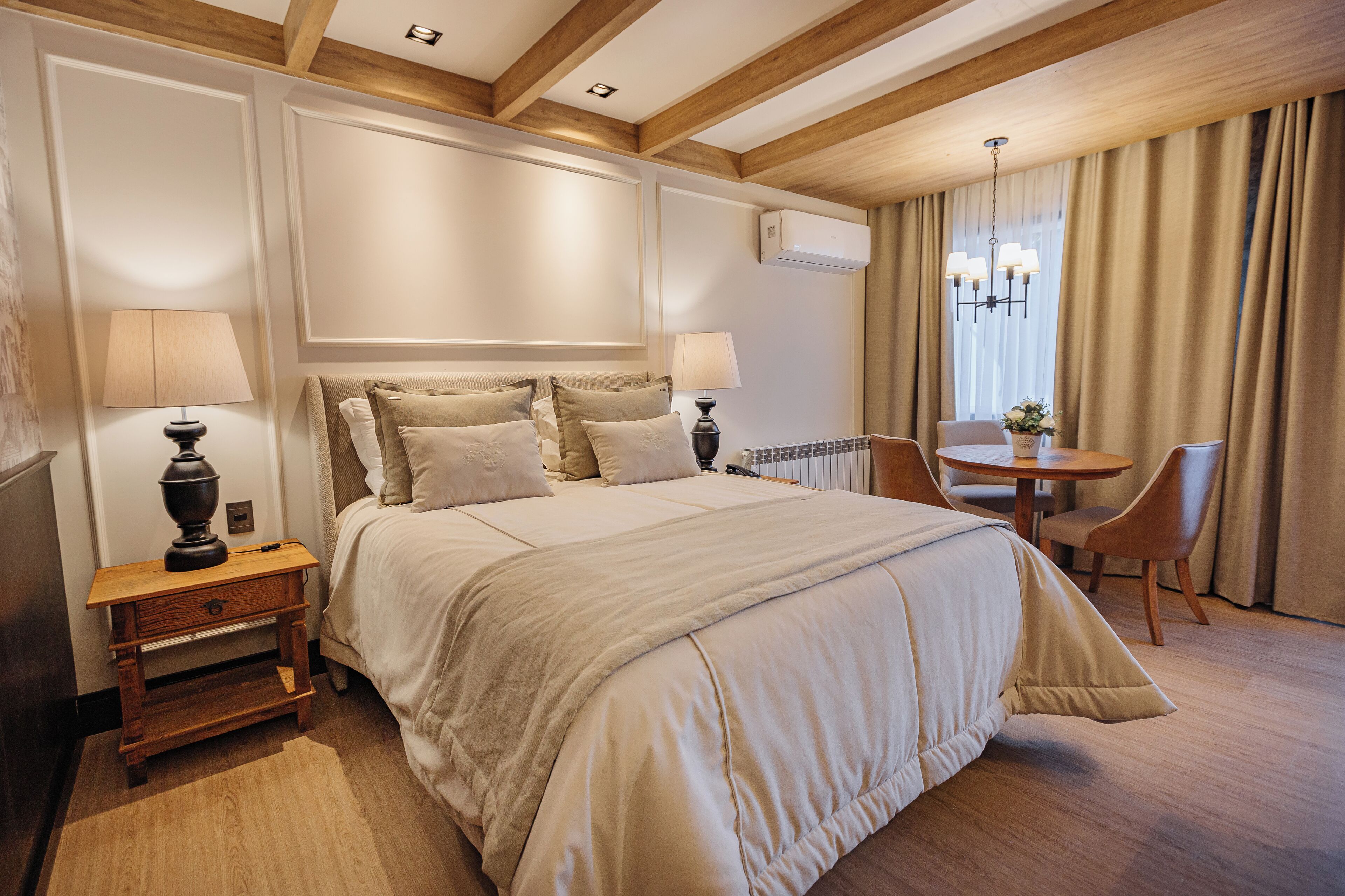 Suíte Master | Minibar, in-room safe, blackout drapes, iron/ironing board