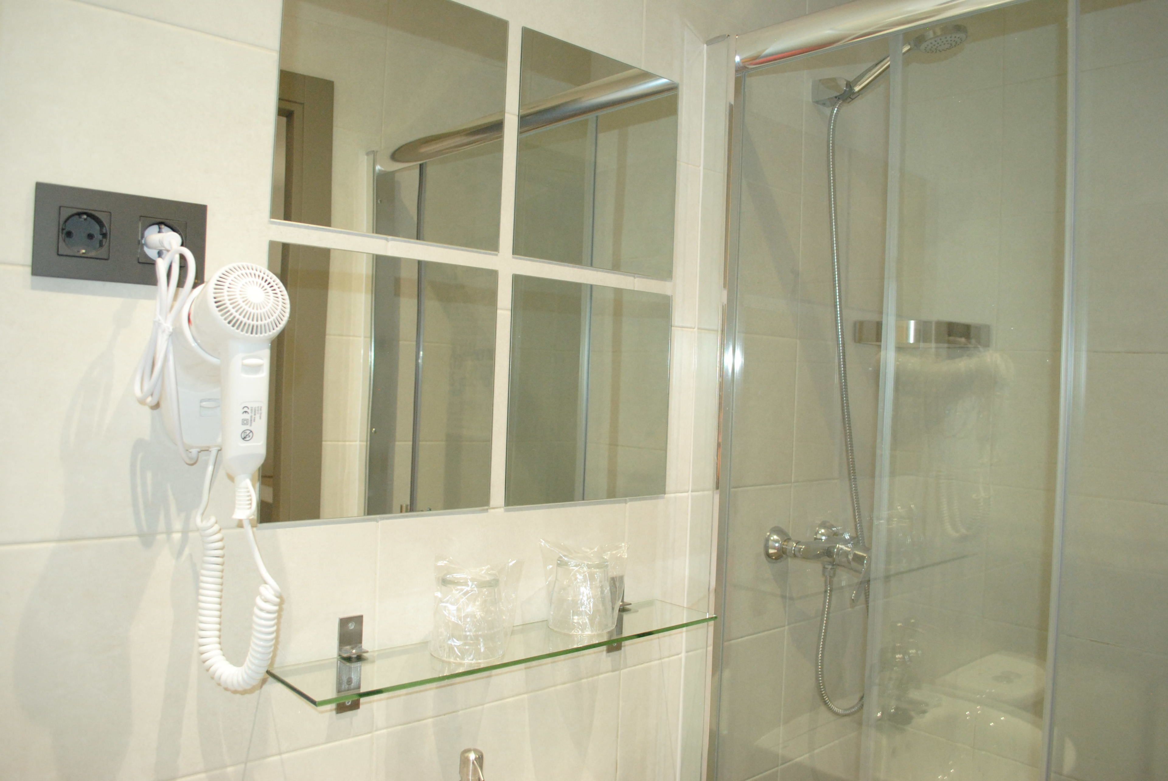 Een douche, gratis toiletartikelen, een haardroger, handdoeken