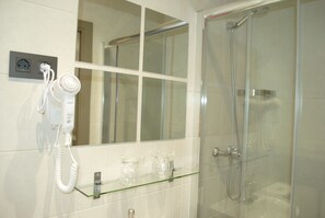 Suihku, ilmaiset hygieniatuotteet, hiustenkuivaaja, pyyhkeet