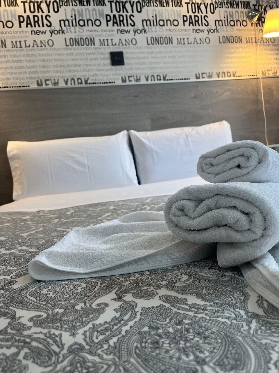 Desk, soundproofing, free WiFi, bed sheets