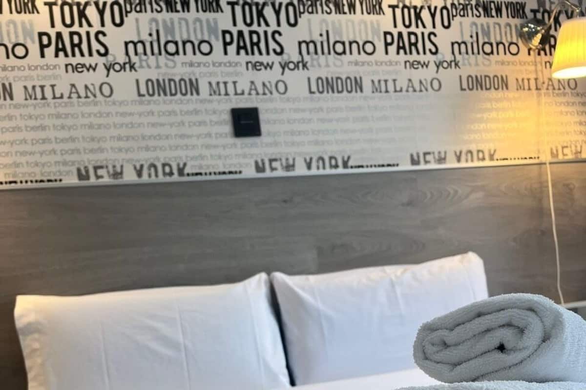 Desk, soundproofing, free WiFi, bed sheets