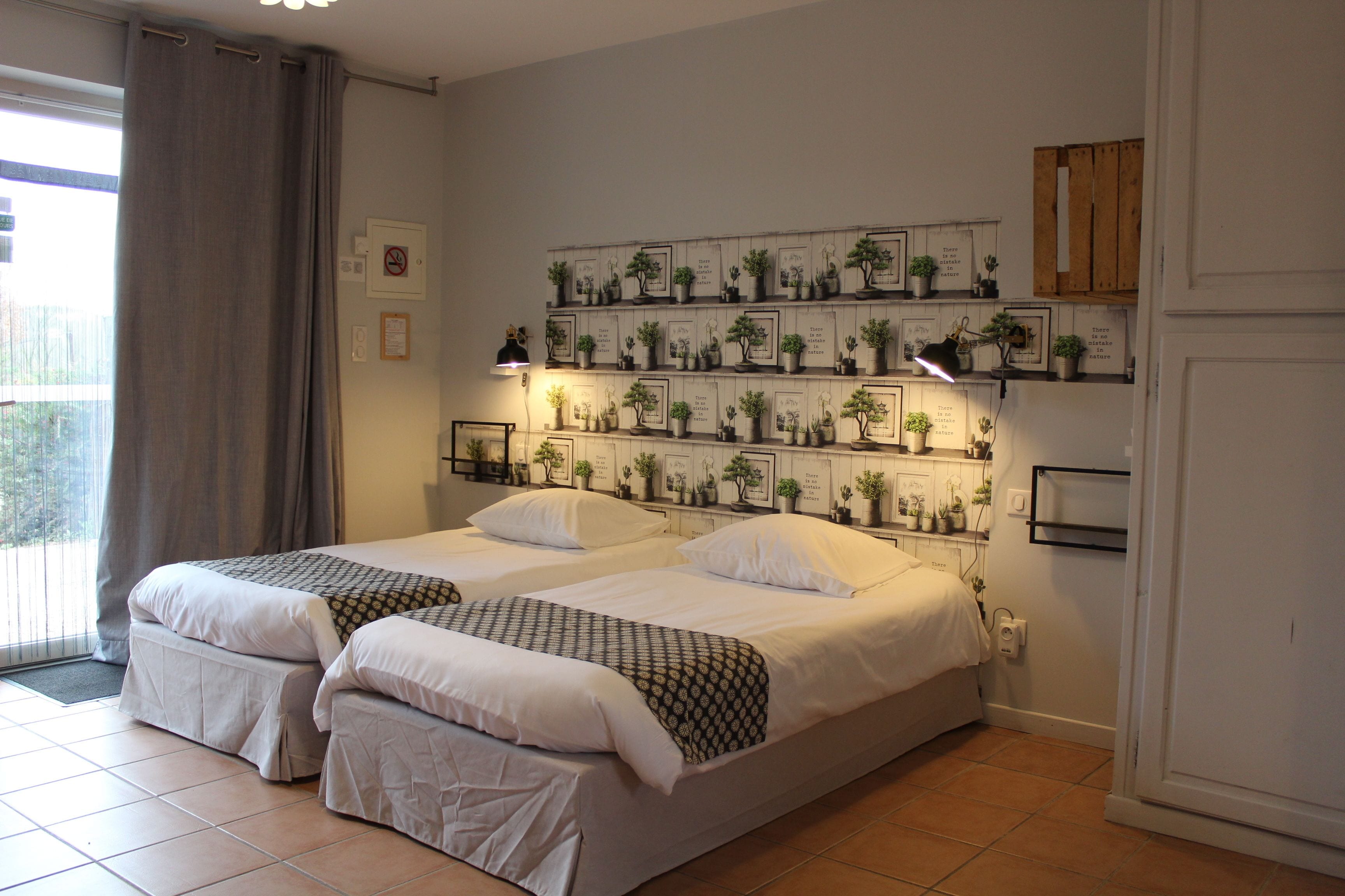 Habitación triple (1) | Caja fuerte, decoración individual, mobiliario individual