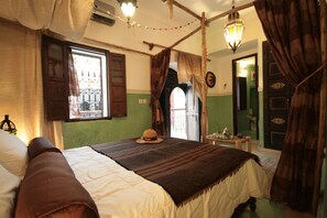 Superior tweepersoonskamer | Luxe beddengoed, een kluis op de kamer, een strijkplank/strijkijzer