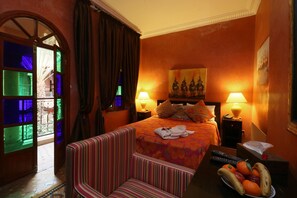 خزنة داخل الغرفة ومكت ب ومكواة/لوح كي وأسرّة قابلة للطي