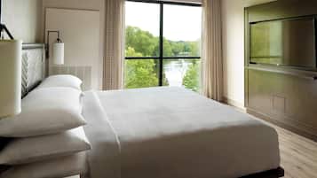 Junior Suite, 1 King Bed | Hypo-allergenic bedding, in-room safe, desk, laptop workspace