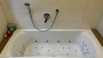 Suite, mit Bad (Spessart) | Innen-Whirlpool