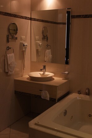 Junior-Suite, 1 King-Bett | Waschbecken im Bad