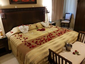 普通套房, 1 張特大雙人床 | 房內夾萬、書桌、熨斗/熨衫板、免費 Wi-Fi