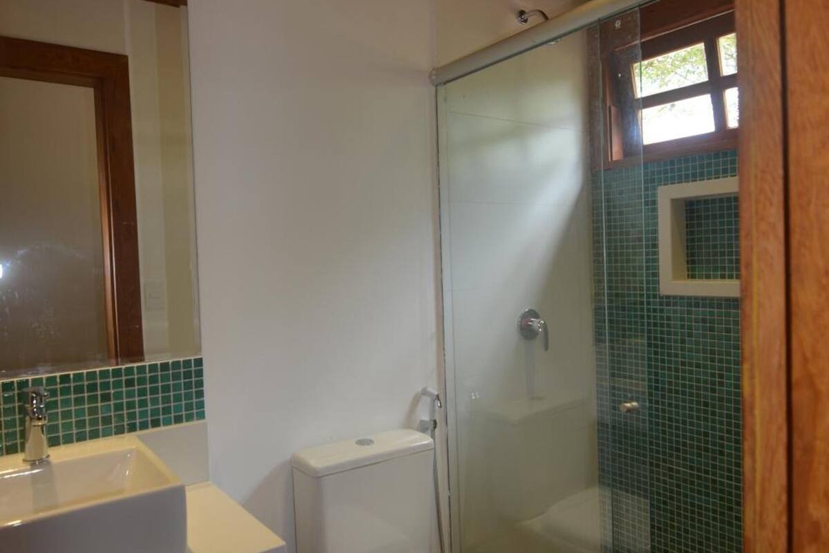 shower, free toiletries, towels