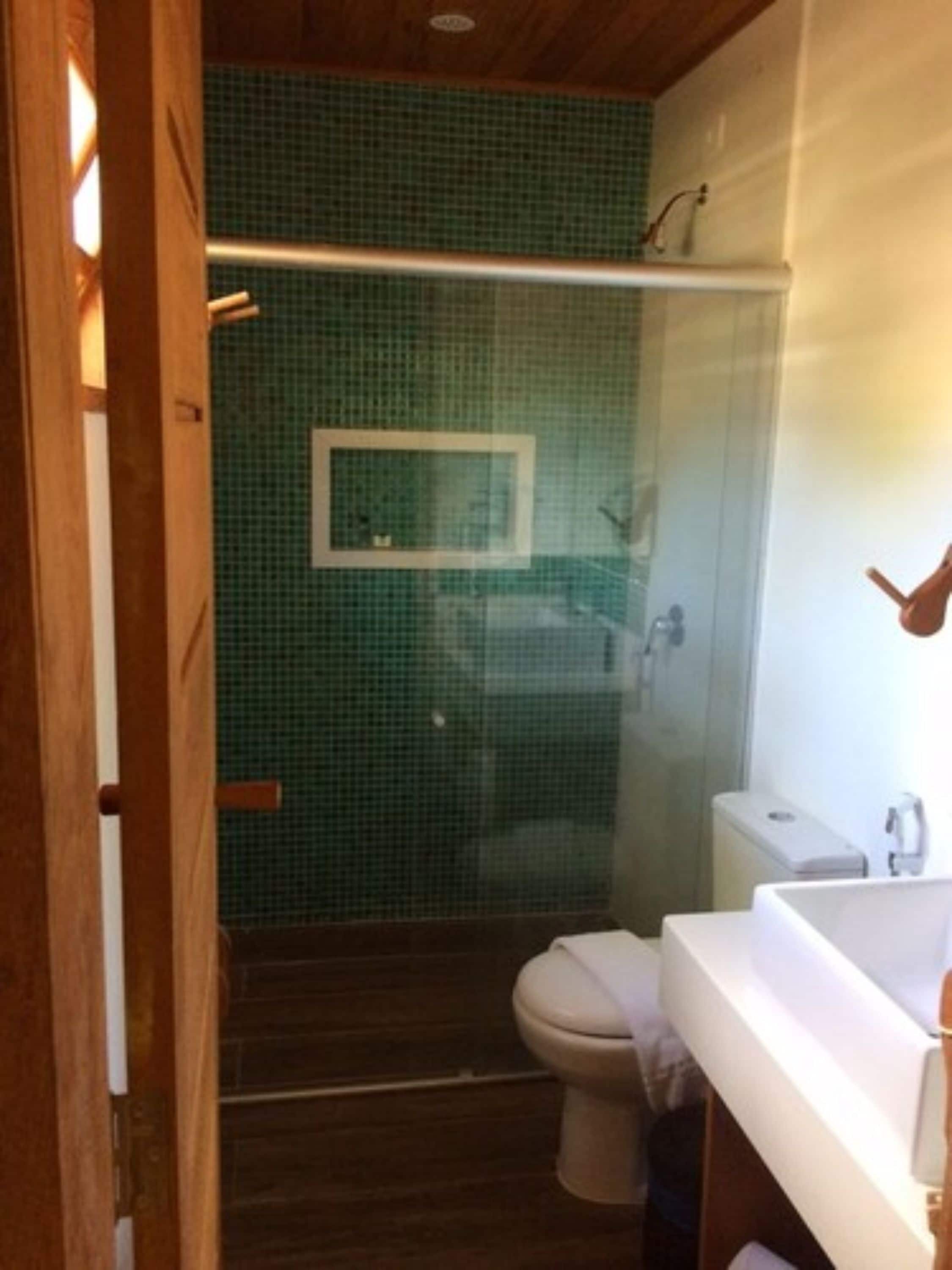 shower, free toiletries, towels