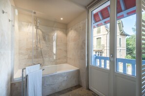Habitación Premium | Baño | Bañera, artículos de higiene personal gratuitos, albornoces y zapatillas