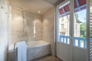 Bañera, artículos de tocador gratuitos, batas, pantuflas