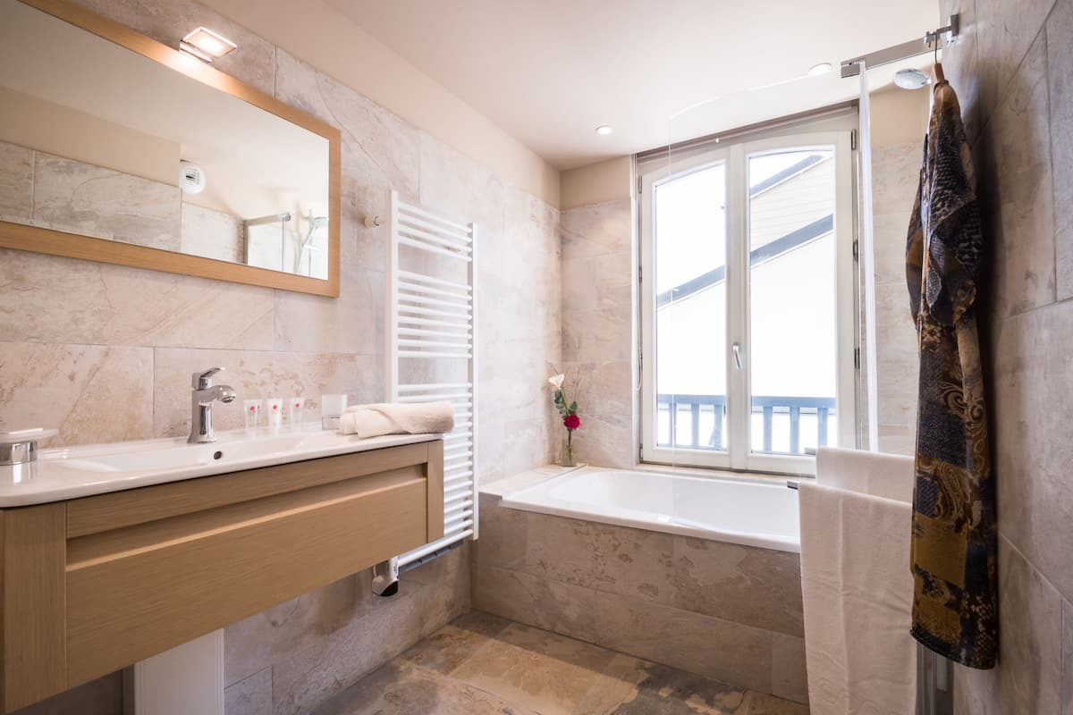 bathtub, free toiletries, bathrobes, slippers