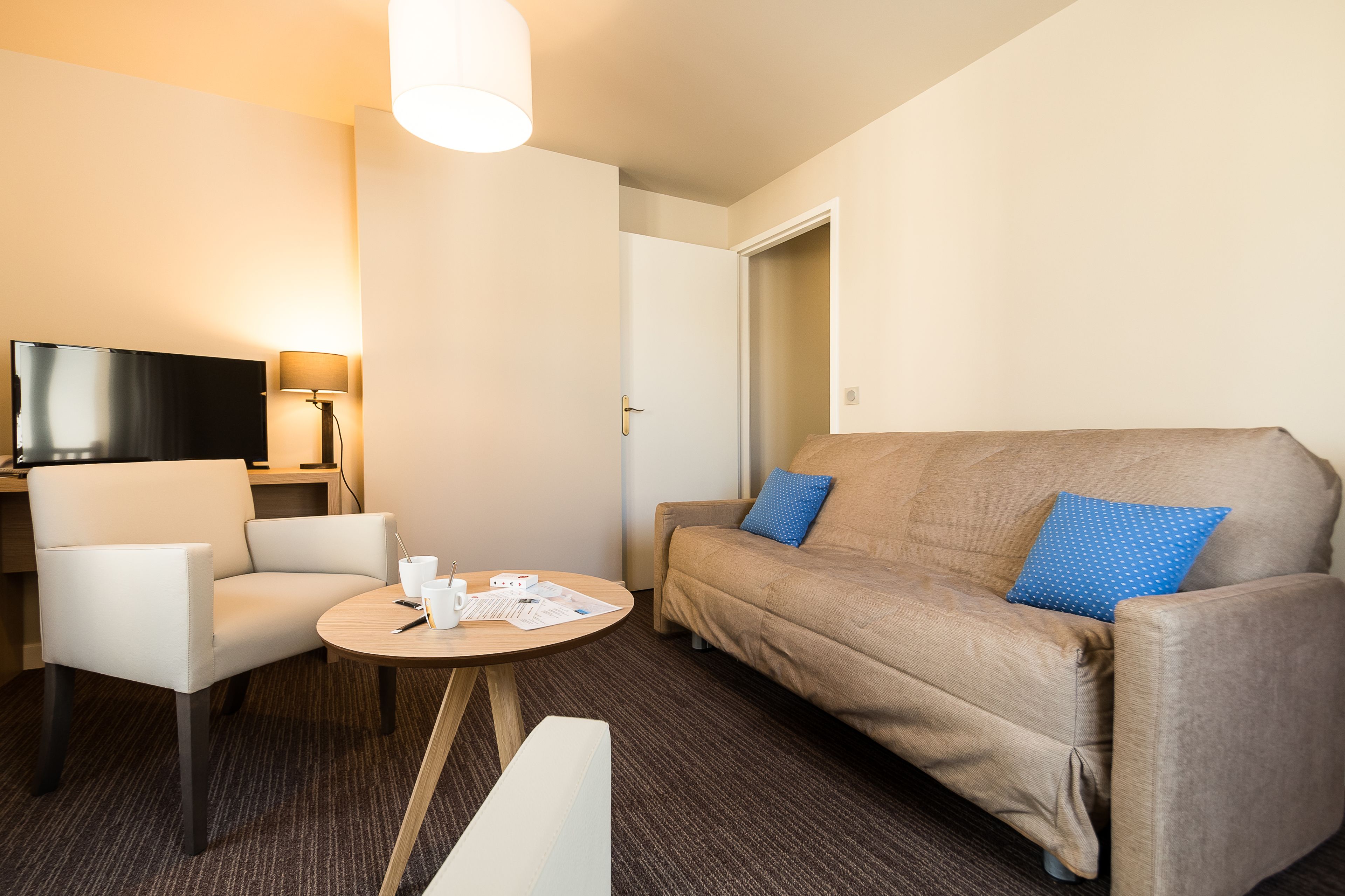 comfort suite | living area | flat-screen tv