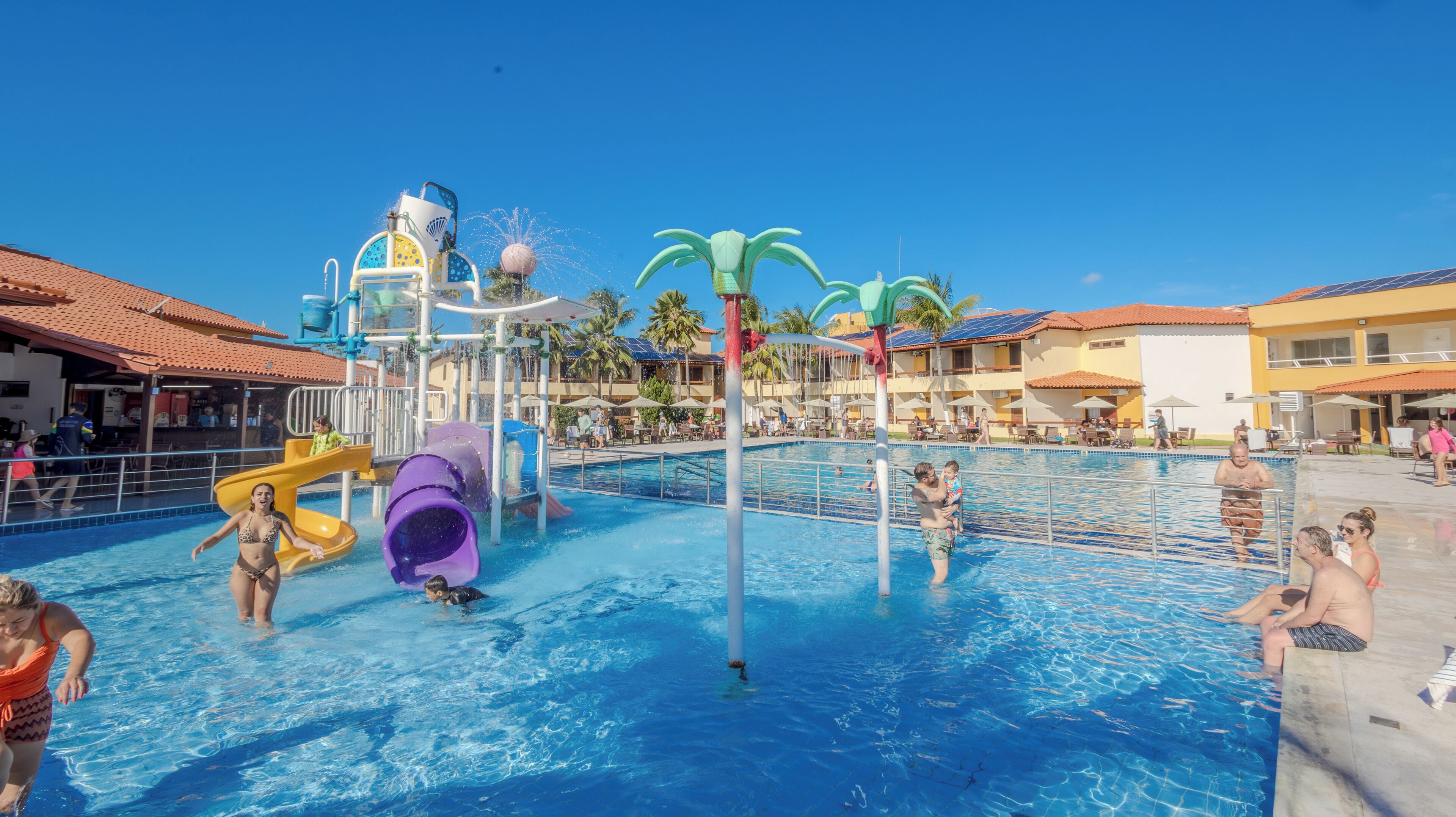 Una piscina al aire libre, sillones reclinables de piscina