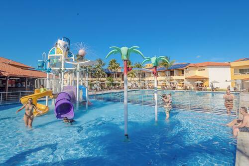 Piscina externa, espreguiçadeiras