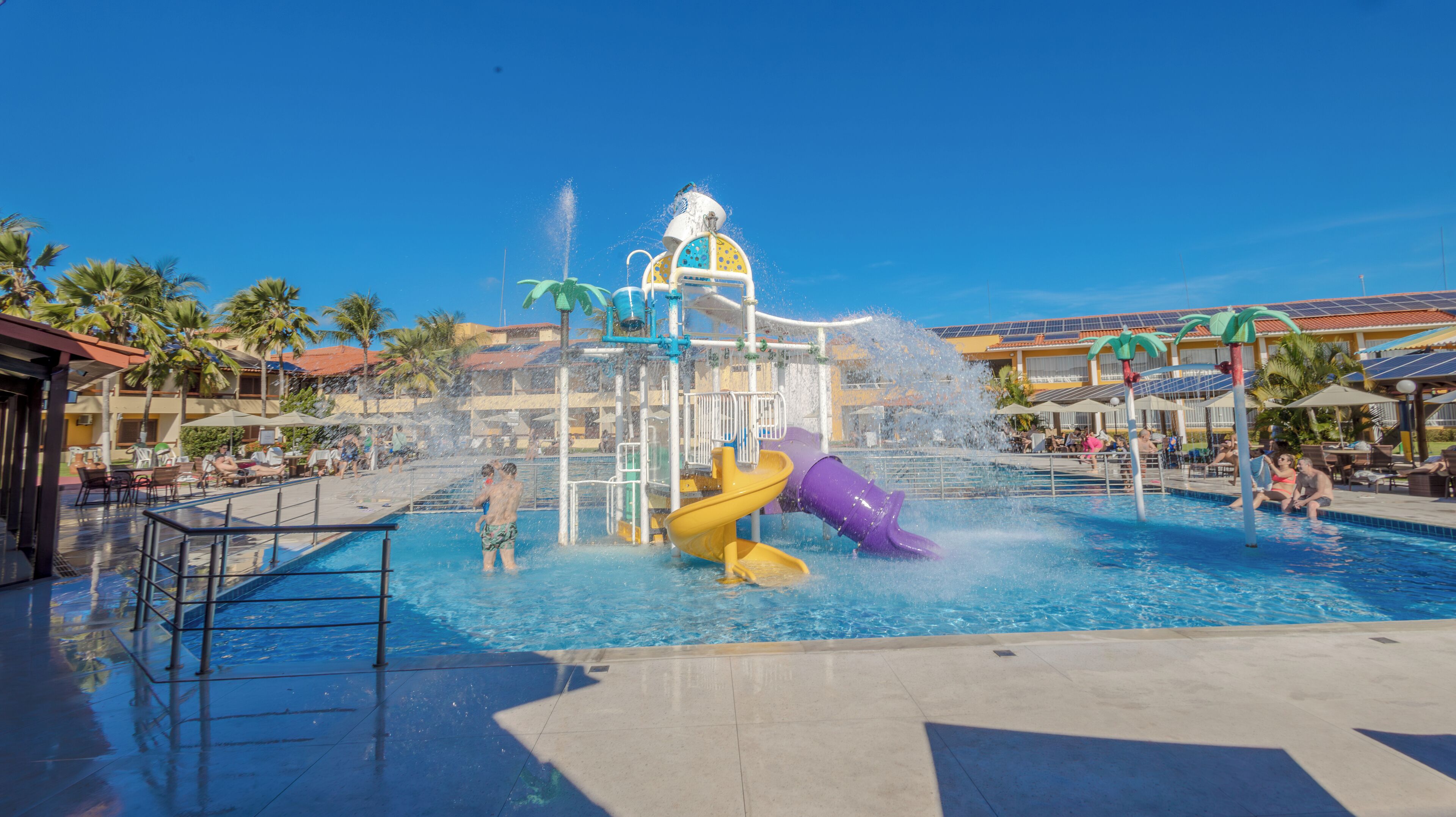 室外游泳池，提供日光浴躺椅