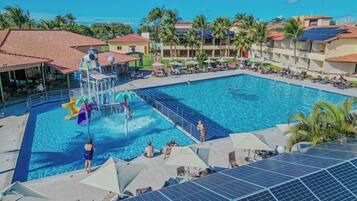Piscina externa, espreguiçadeiras