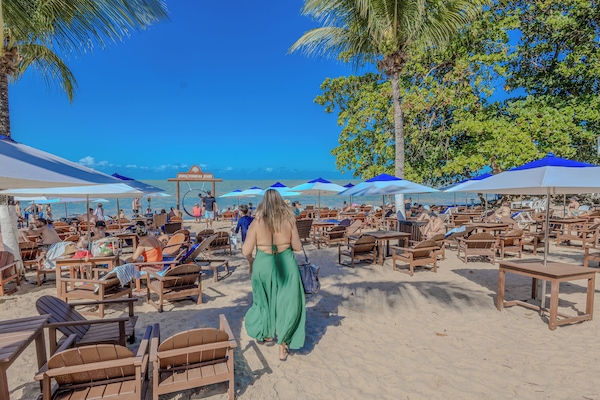 Plage, sable blanc, chaises longues, parasols